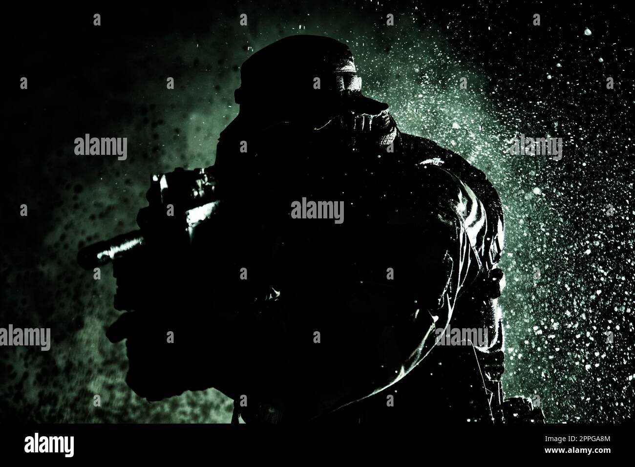 Commando fighter con un fucile di intrufolarsi nelle tenebre Foto Stock
