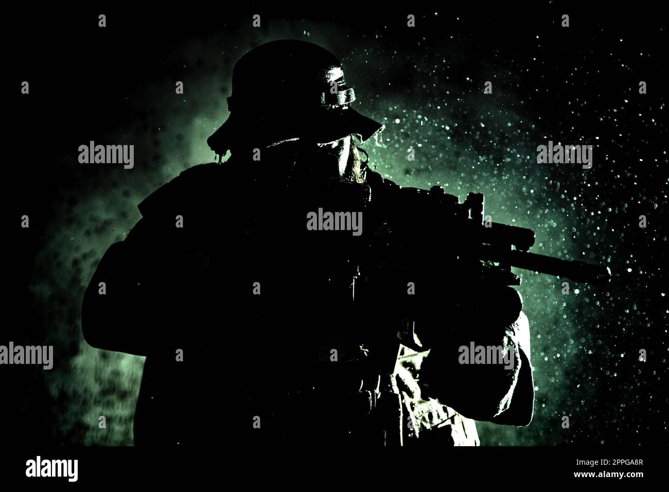 Commando fighter con un fucile di intrufolarsi nelle tenebre Foto Stock