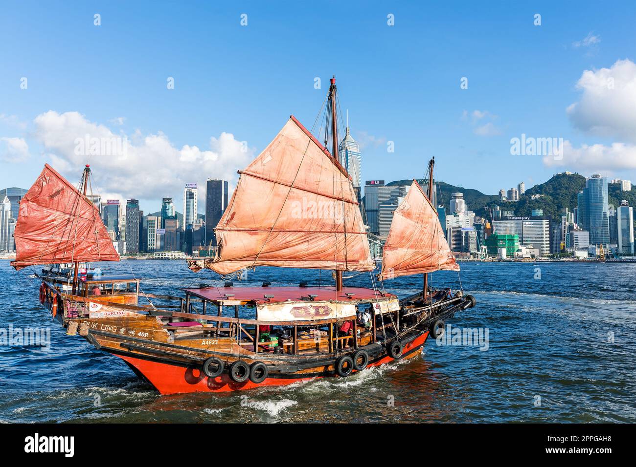Hong Kong 07 giugno 2017: Giunca a vela rossa nel porto victoria di Hong Kong Foto Stock