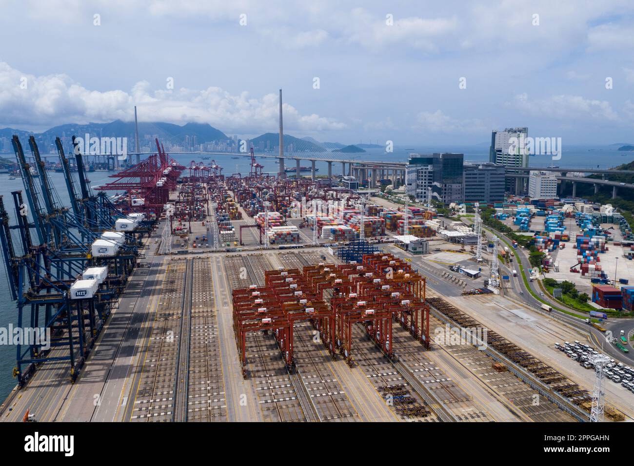 Kwai Tsing, Hong Kong 24 giugno 2020: Vista dall'alto del porto container di Hong Kong Foto Stock