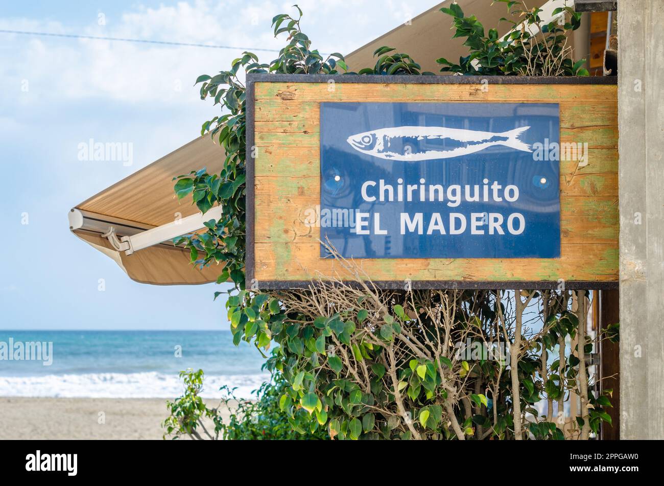 ESTEPONA, SPAGNA - 12 OTTOBRE 2021: Chiringuito sulla spiaggia di Estepona, sulla Costa del Sol, provincia di Malaga, Spagna meridionale. Un "chiringuito" è un piccolo bar che vende bevande, tapas e a volte pasti, in un edificio più o meno provvisorio, spesso su un Foto Stock