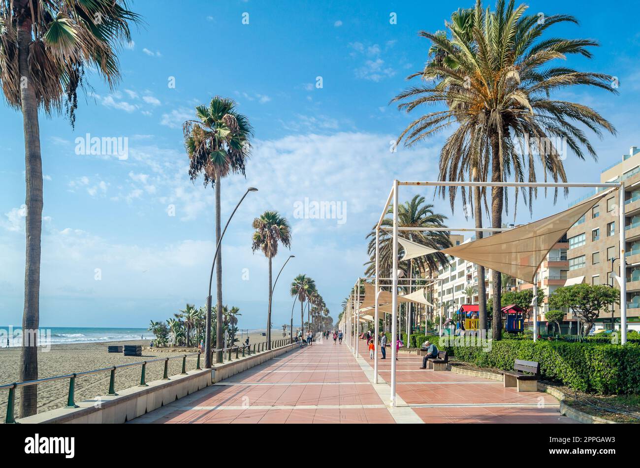 ESTEPONA, SPAGNA - 12 OTTOBRE 2021: Gente che cammina sul lungomare di Estepona, una città sulla Costa del Sol, provincia di Malaga, Spagna meridionale Foto Stock