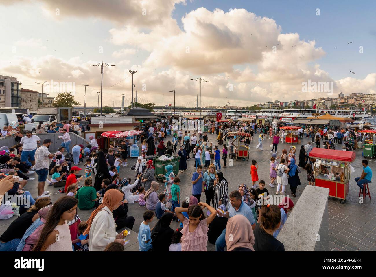Folle di cittadini locali a Eminonu Plaza durante la festa del giorno della Vittoria con vista sulla città, Istanbul, Turchia Foto Stock
