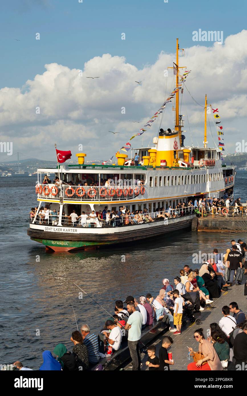 I passeggeri in partenza dall'affollato traghetto Sehir Hatlari al terminal di Eminonu, durante la festa del giorno della Vittoria, Istanbul, Turchia Foto Stock