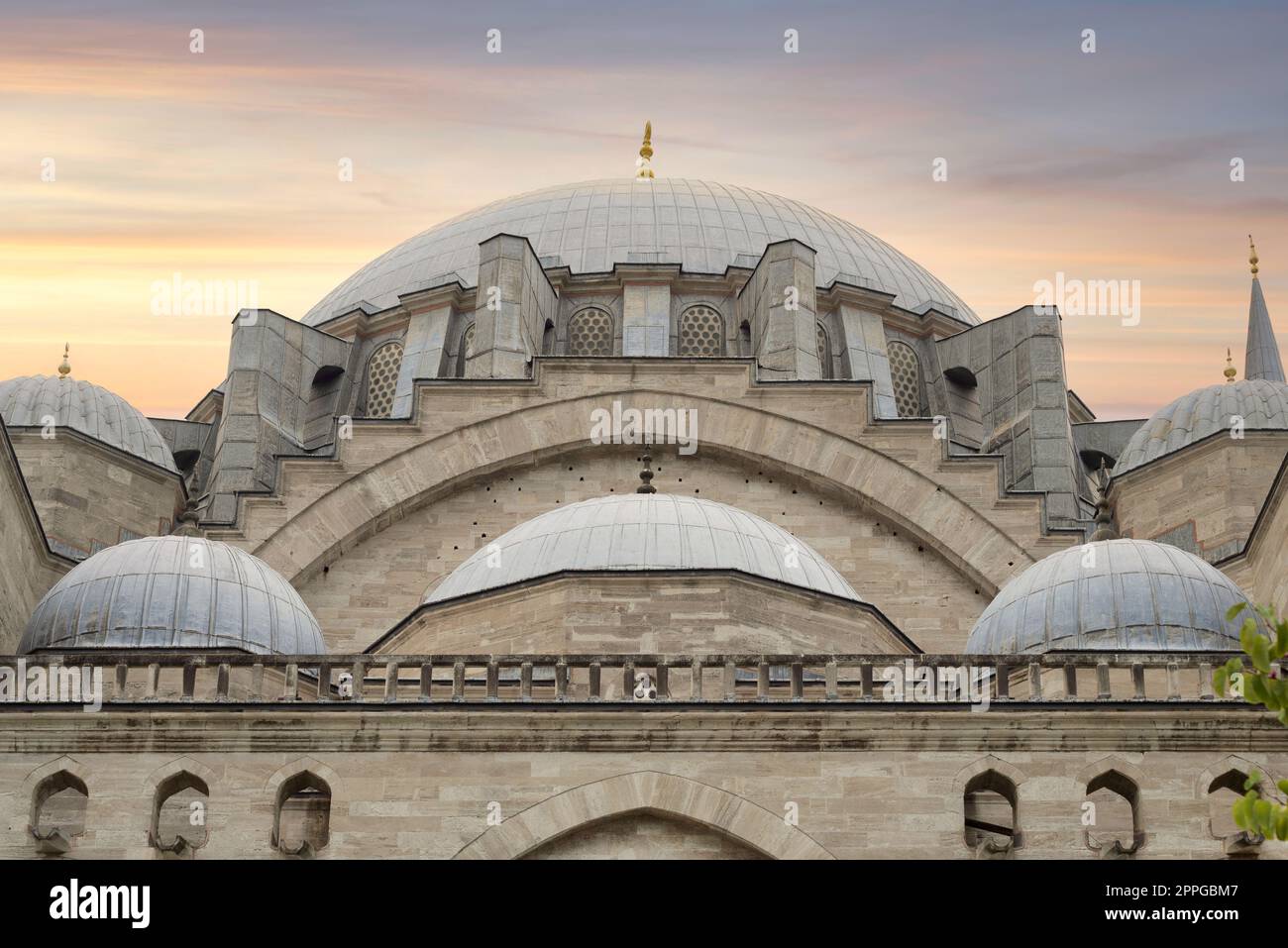 Foto al tramonto delle cupole della moschea imperiale di Solimano, la seconda moschea più grande della città, Istanbul, Turchia Foto Stock