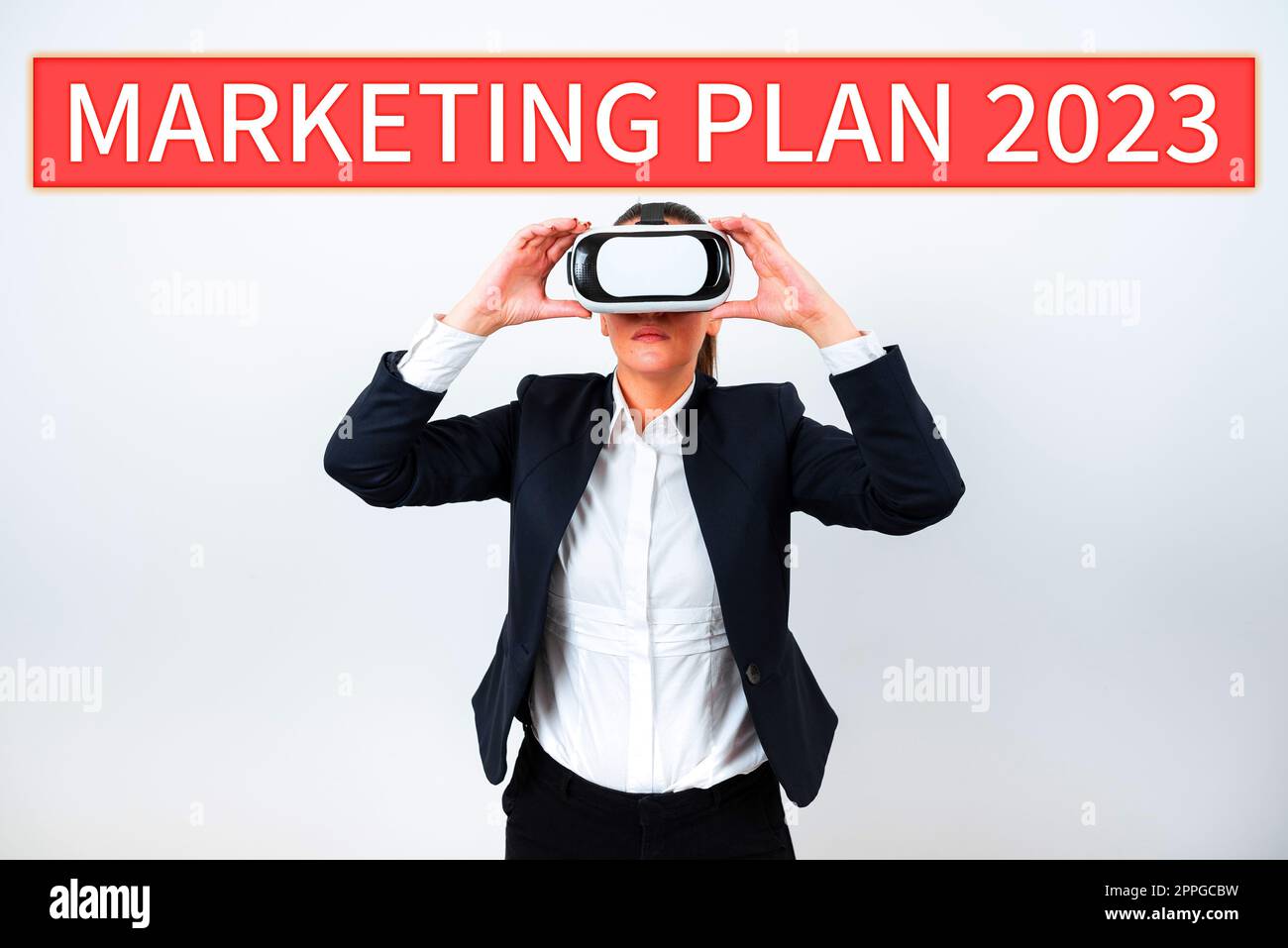 Cartello che mostra il piano di marketing 2023. Pianificazione del concetto di business che definisce il modo di vendere il marchio nel prossimo anno Foto Stock