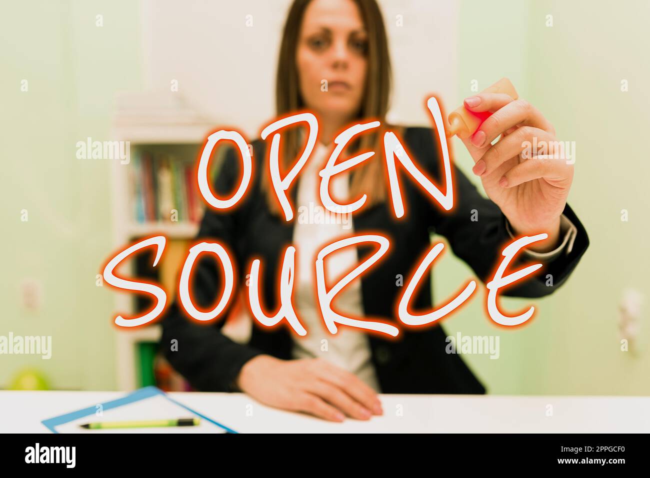 Scrittura a mano di testo Open Source. Parola scritta su software che denota il codice sorgente originale liberamente disponibile Foto Stock