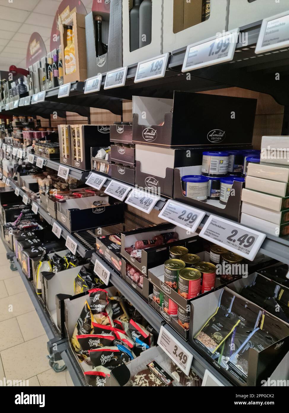 Kiel, Germania - 25.novembre 2022: Vista di uno scaffale di un supermercato tedesco con numerosi prodotti di marca. Foto Stock
