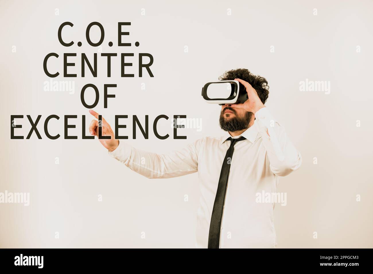 Scrittura di testo con visualizzazione C.O.E. Centro di eccellenza. Concetto di business essere leader alfa nella vostra posizione raggiungere Foto Stock