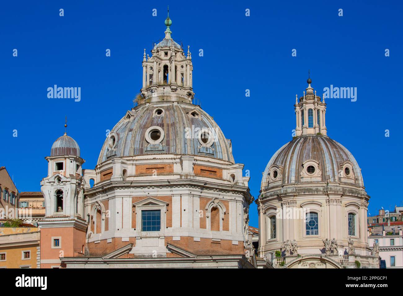 Cupole delle chiese di Santa Maria di Loreto e Chiesa del Santissimo nome di Maria al foro Traiano, Roma, Italia Foto Stock