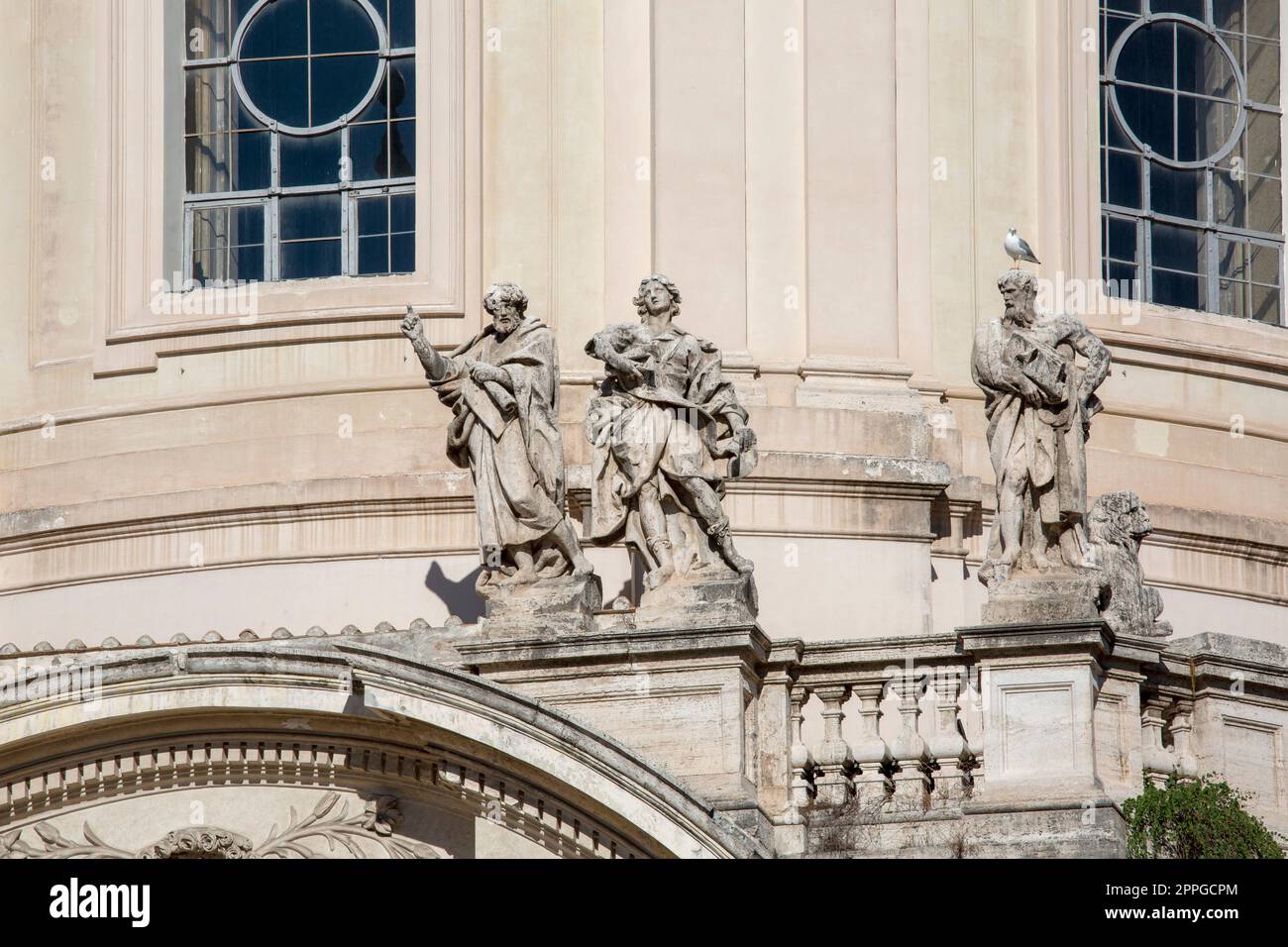 Statue sulla facciata della Chiesa del Santo Nome di Maria al Foro Traiano, Roma, Italia Foto Stock