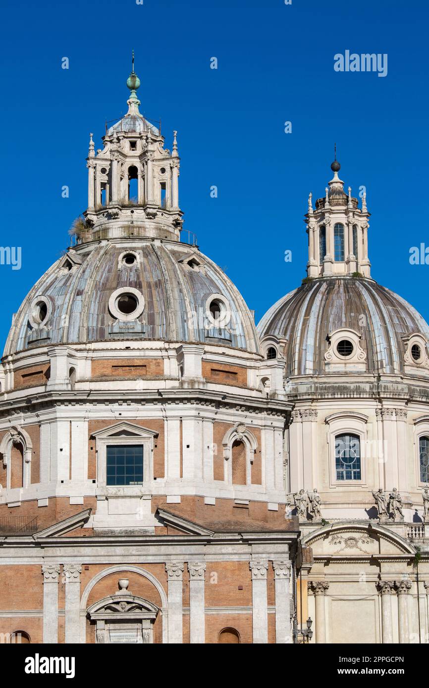 Cupole delle chiese di Santa Maria di Loreto e Chiesa del Santissimo nome di Maria al foro Traiano, Roma, Italia Foto Stock