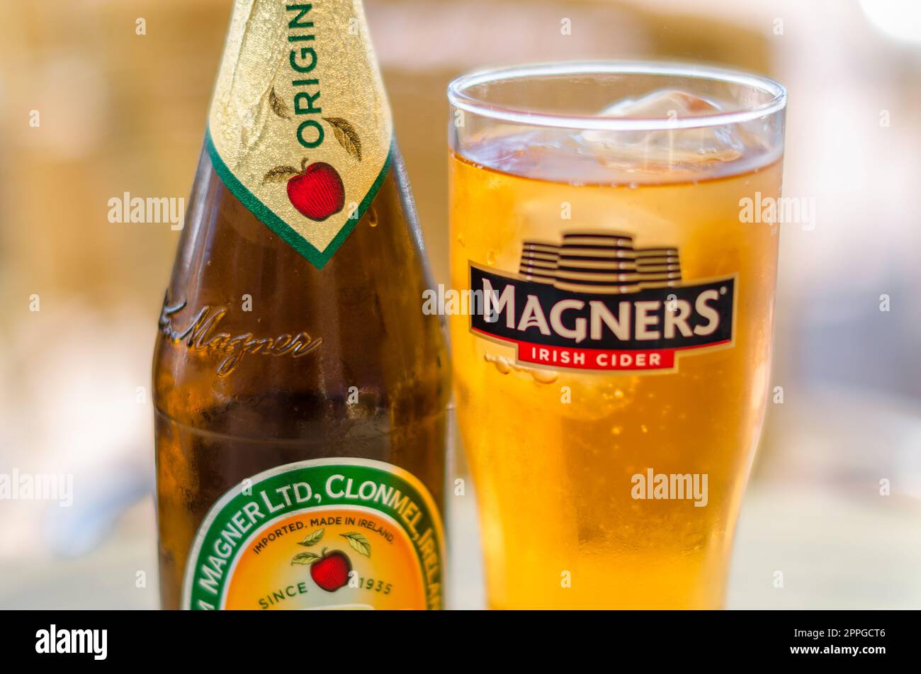 FUENGIROLA, SPAGNA - 10 OTTOBRE 2021: Bottiglia di sidro irlandese Magners, servita refrigerata in un bicchiere con il logo Magners Foto Stock