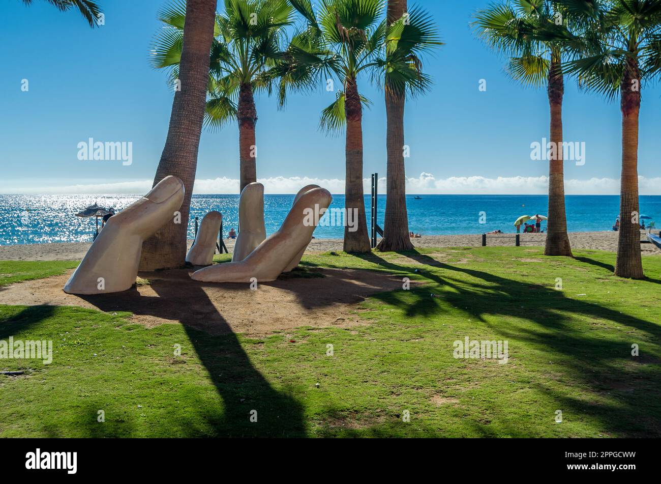 FUENGIROLA, SPAGNA - 8 OTTOBRE 2021: Scultura "mano abierta", opera dell'artista Rosario Garcia, sul lungomare della città di Fuengirola, situata sulla Costa del Sol, Andalusia, nel sud della Spagna Foto Stock