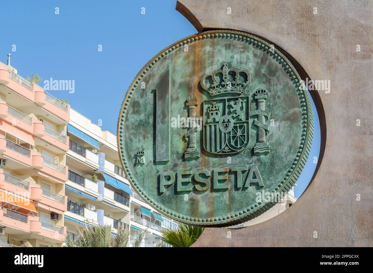 FUENGIROLA, SPAGNA - 13 OTTOBRE 2021: Il Monumento a la peseta, situato sul lungomare di Fuengirola, in Spagna, creato dall'artista locale Jose Gomez Guerrero, è un monumento dedicato all'antica moneta spagnola Foto Stock