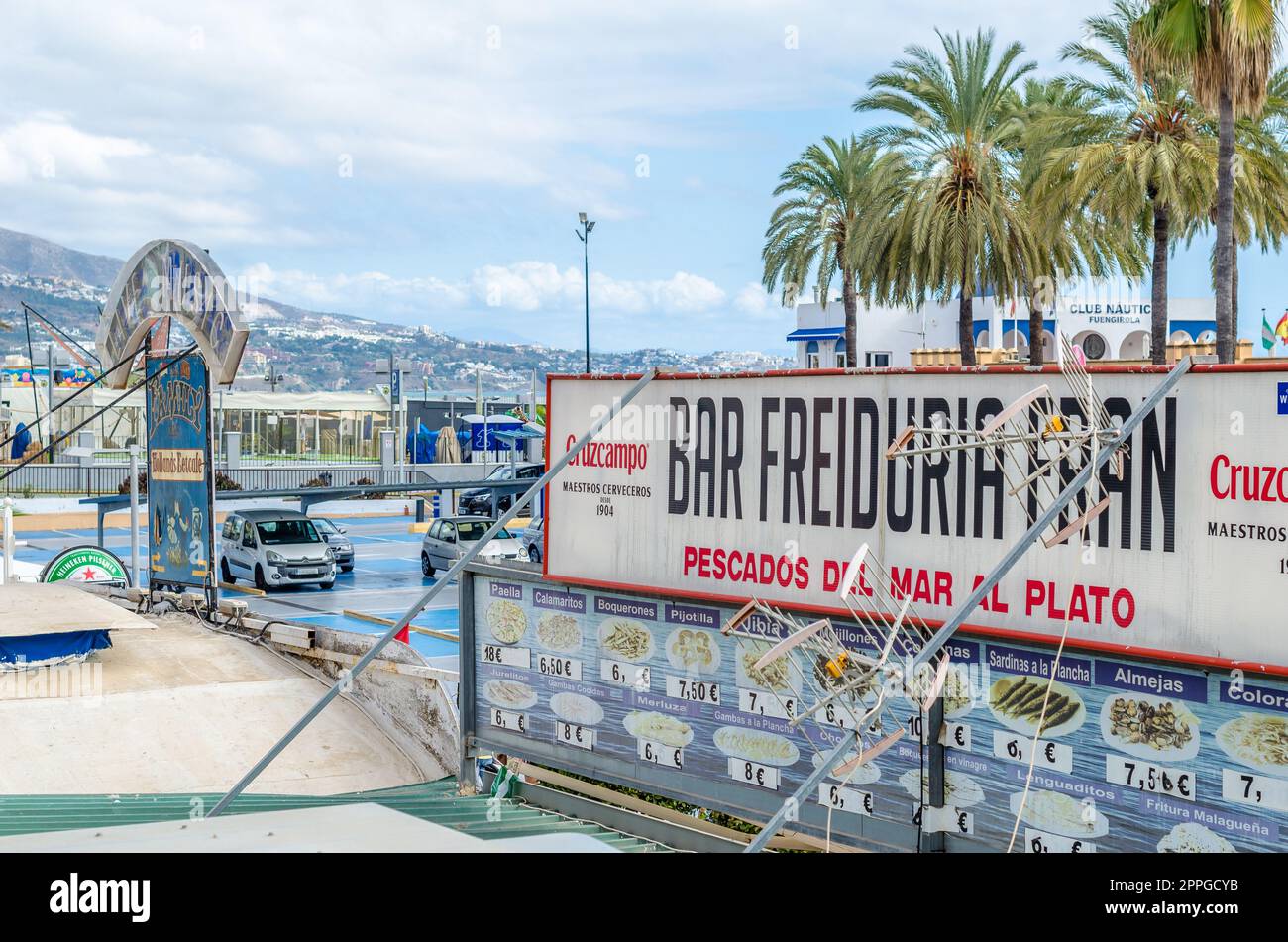 FUENGIROLA, SPAGNA - 10 OTTOBRE 2021: Cartelli pubblicitari che promuovono il ristorante nell'area portuale di Fuengirola, situata sulla Costa del Sol, Andalusia, Spagna meridionale Foto Stock