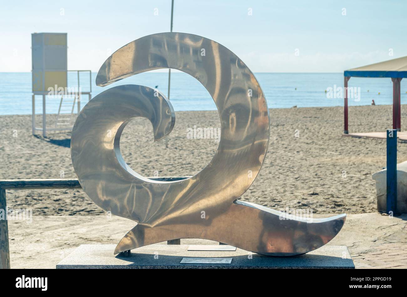 FUENGIROLA, SPAGNA - 9 OTTOBRE 2021: Simbolo Q per la qualità turistica sulla spiaggia di Fuengirola, situata sulla Costa del Sol, è una caratteristica concessa per riconoscere la qualità turistica delle spiagge in Spagna Foto Stock