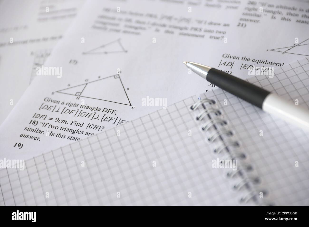 Scrittura a mano di attività geometriche su esame, pratica, quiz o test in classe di geometria. Risoluzione del concetto di equazioni esponenziali. Foto Stock