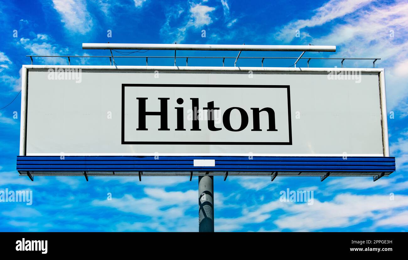 Cartellone pubblicitario con logo Hilton Worldwide Foto Stock