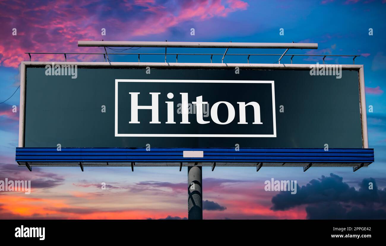 Cartellone pubblicitario con logo Hilton Worldwide Foto Stock