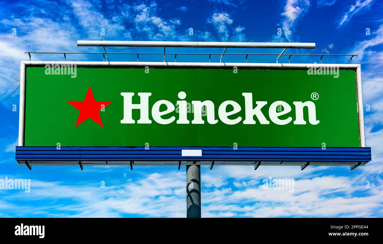 Cartellone pubblicitario con logo di Heineken Foto Stock