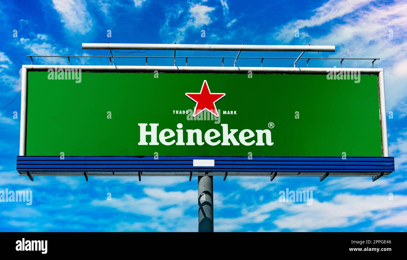 Cartellone pubblicitario con logo di Heineken Foto Stock