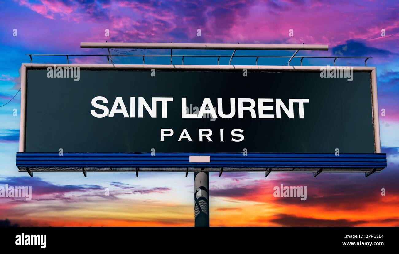 Cartellone pubblicitario con logo di Yves Saint Laurent Foto Stock