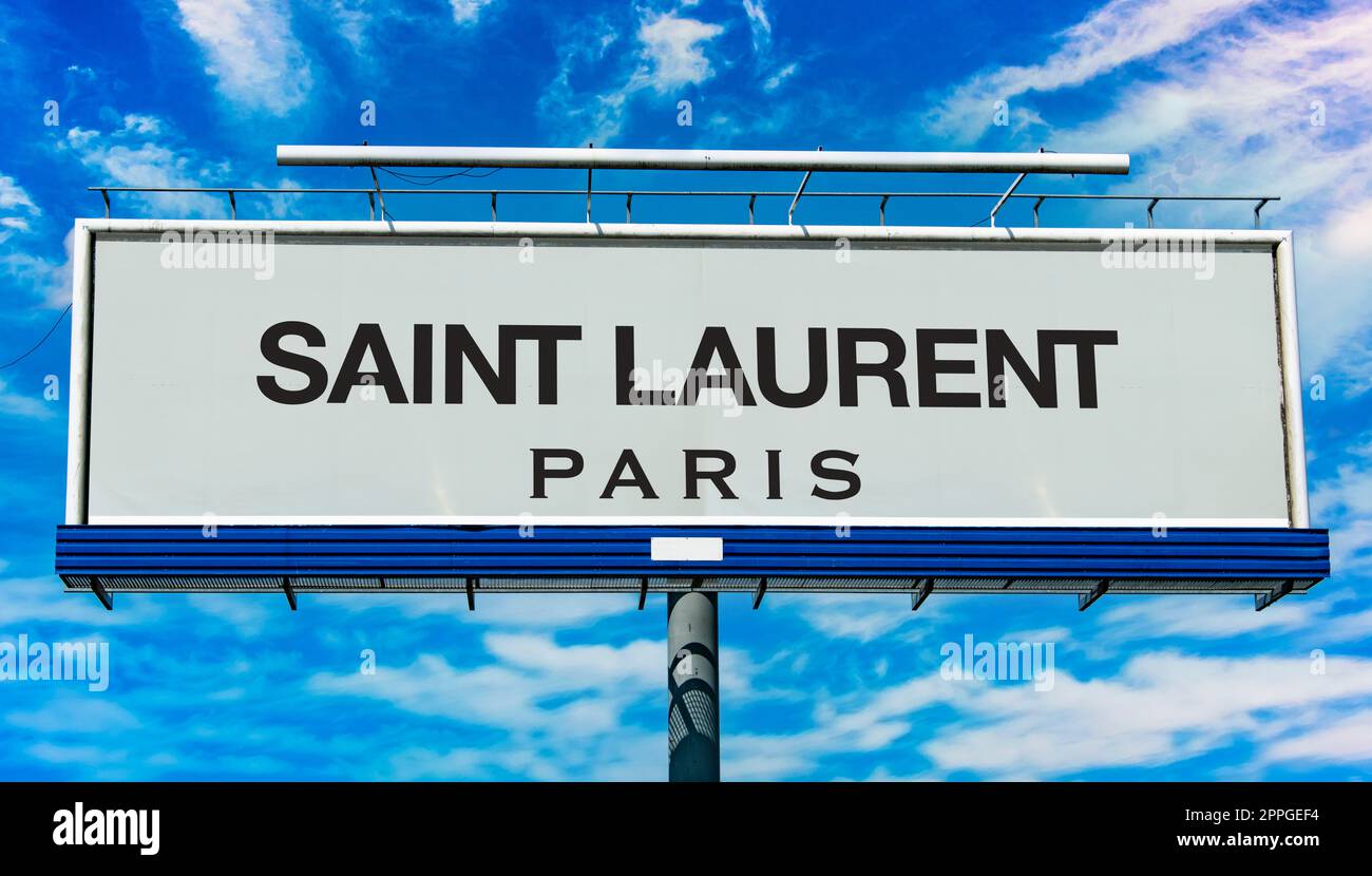 Cartellone pubblicitario con logo di Yves Saint Laurent Foto Stock