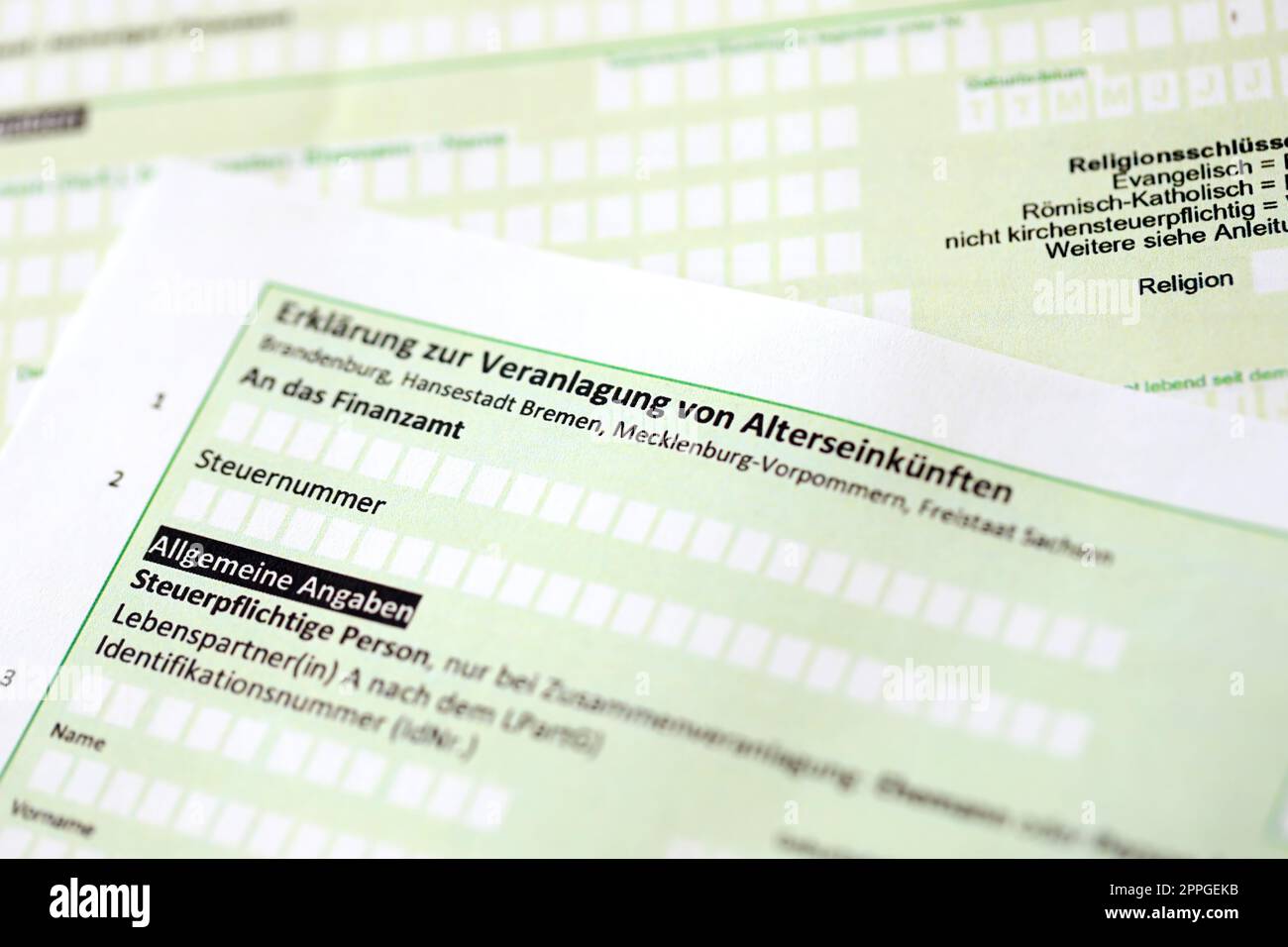 Dichiarazione tedesca sulla valutazione del reddito pensionistico in primo piano. Il concetto di tassazione e di pratiche contabili Germania Foto Stock