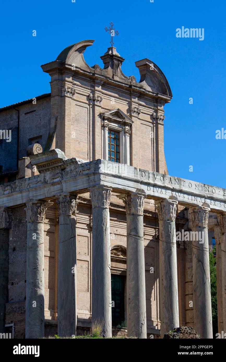 Resti del Tempio di Antonino e Faustina in Forum Romanum, Roma, Italia. Foto Stock