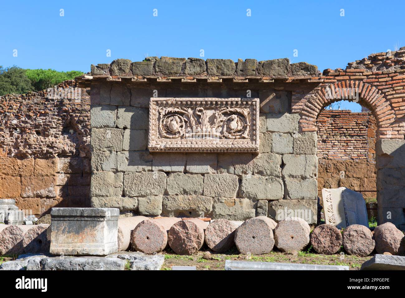 Foro Romanum, vista sulle rovine di alcuni importanti edifici antichi, conservato bassorilievo sulle mura, Roma, Italia Foto Stock