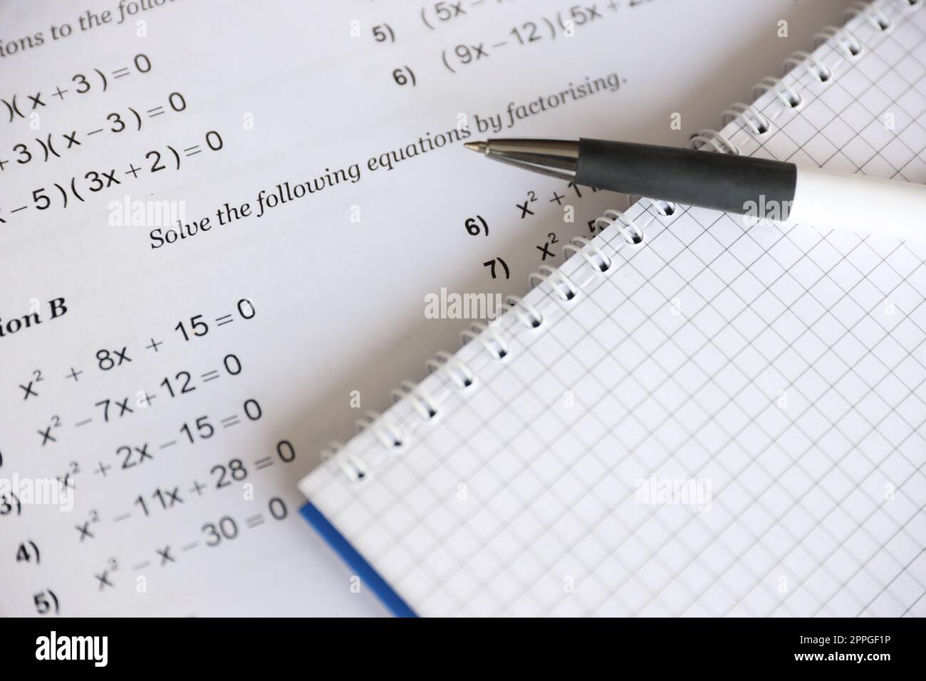 Scrittura a mano di equazione quadratica matematica su esame, pratica, quiz o test in classe di matematica. Risoluzione del concetto di equazioni esponenziali. Foto Stock