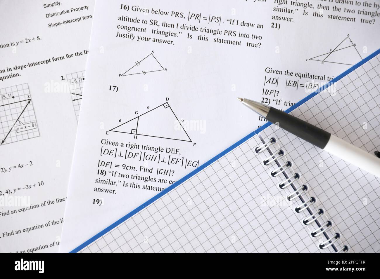 Scrittura a mano di attività geometriche su esame, pratica, quiz o test in classe di geometria. Risoluzione del concetto di equazioni esponenziali. Foto Stock