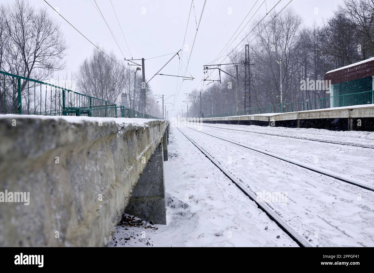 Stazione ferroviaria durante la tempesta di neve invernale Foto Stock