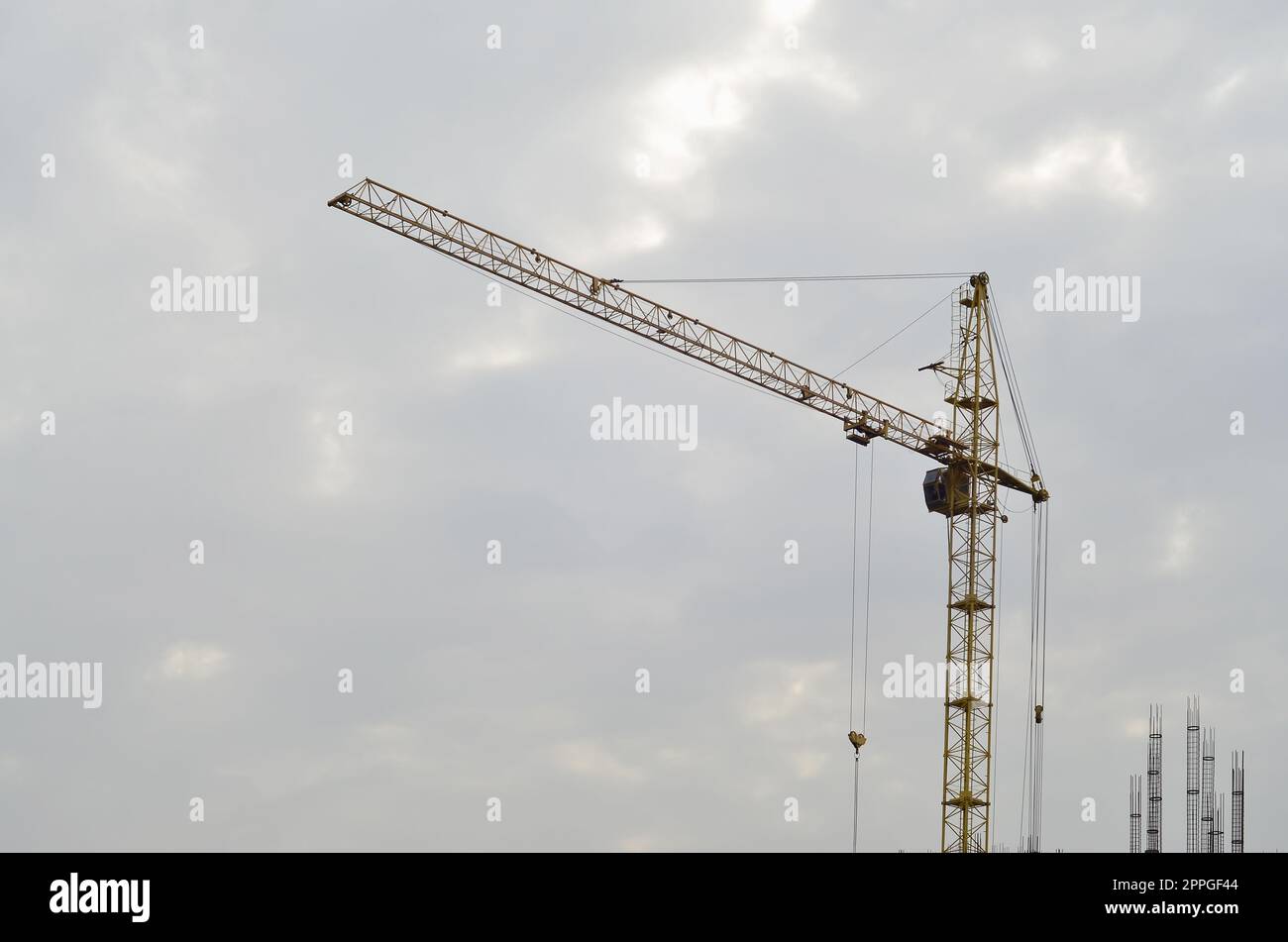 Gru a torre contro un cielo blu Foto Stock