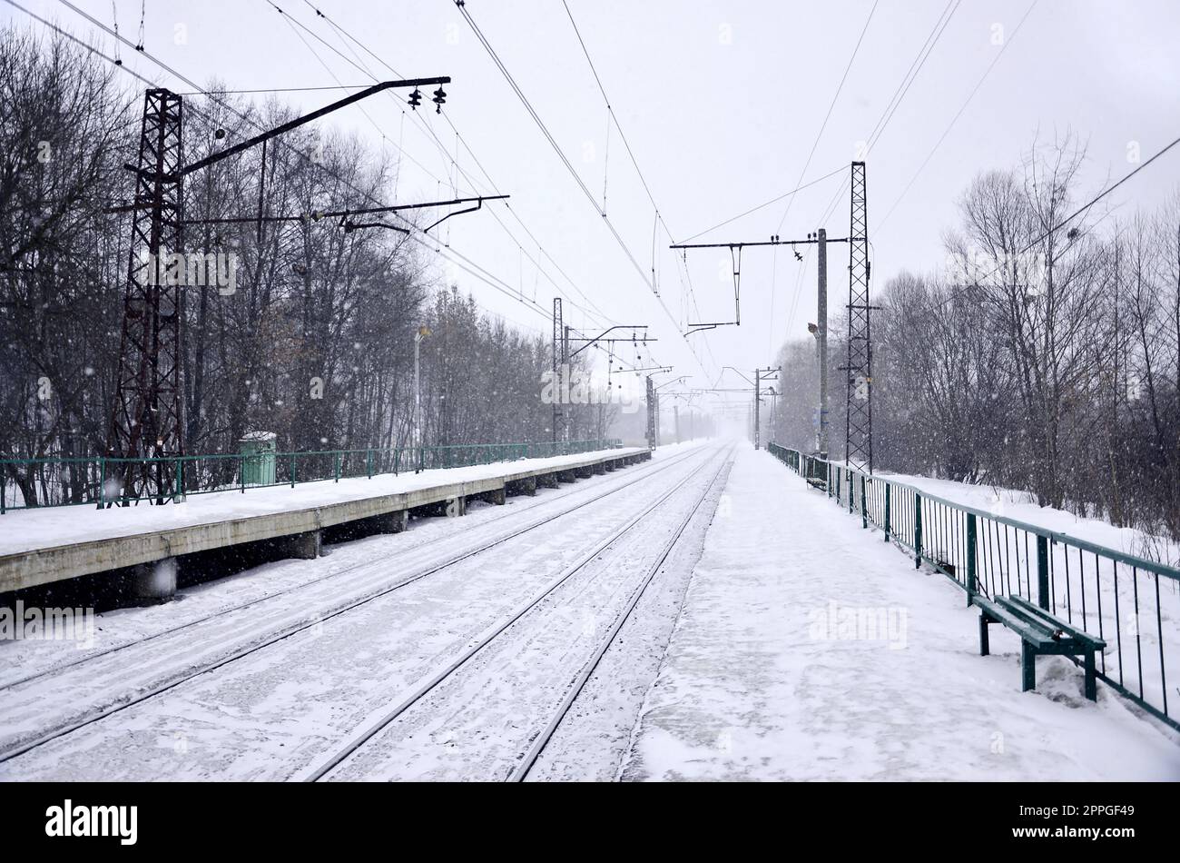 Stazione ferroviaria durante la tempesta di neve invernale Foto Stock