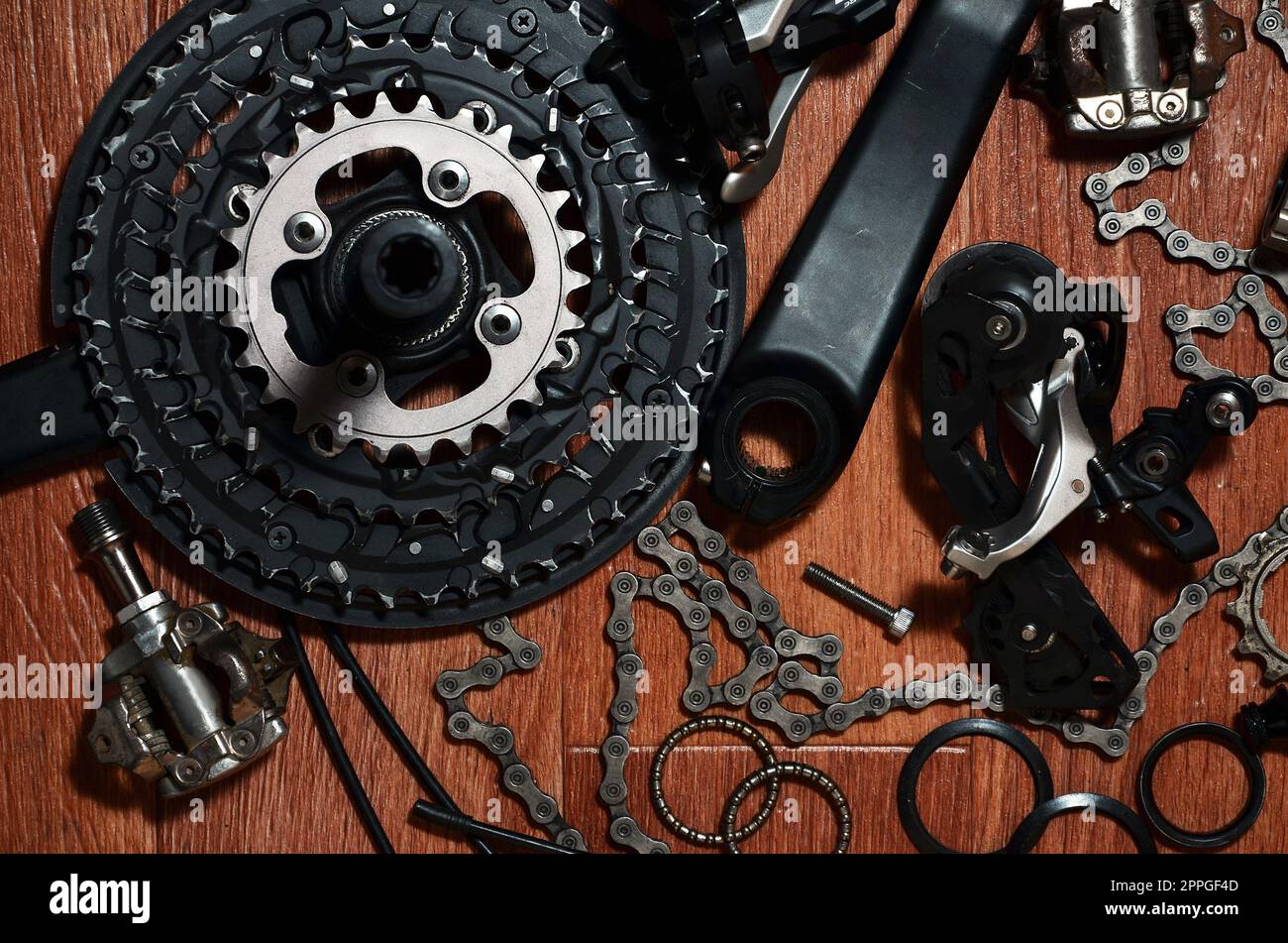 Molte diverse parti metalliche e componenti dell'equipaggiamento da running di una moto sportiva Foto Stock