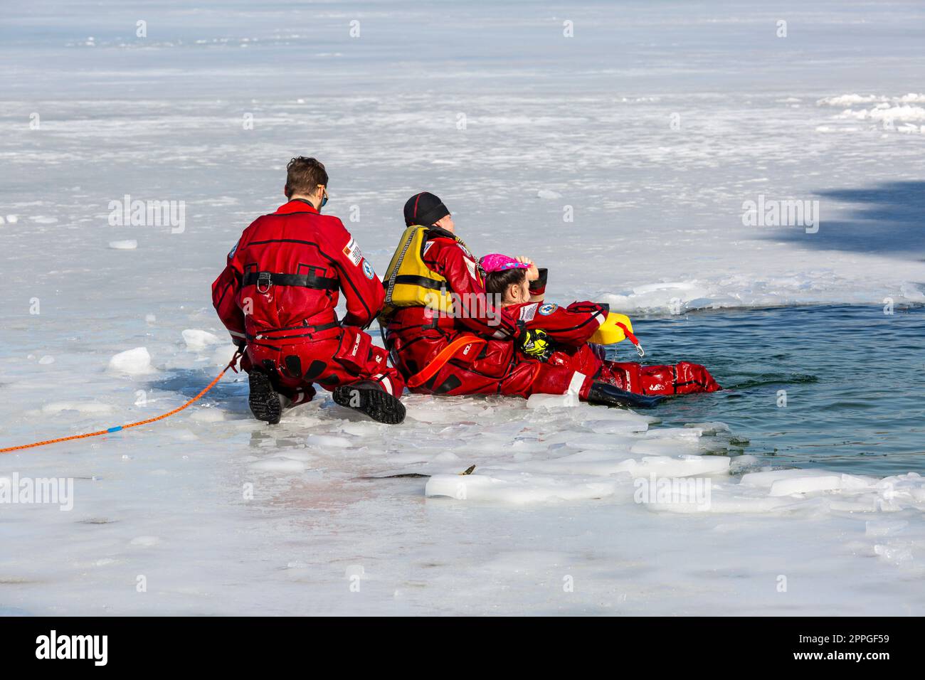 Esercitazioni di salvataggio dell'acqua in inverno su un lago ghiacciato in un buco, Cracovia, Polonia Foto Stock