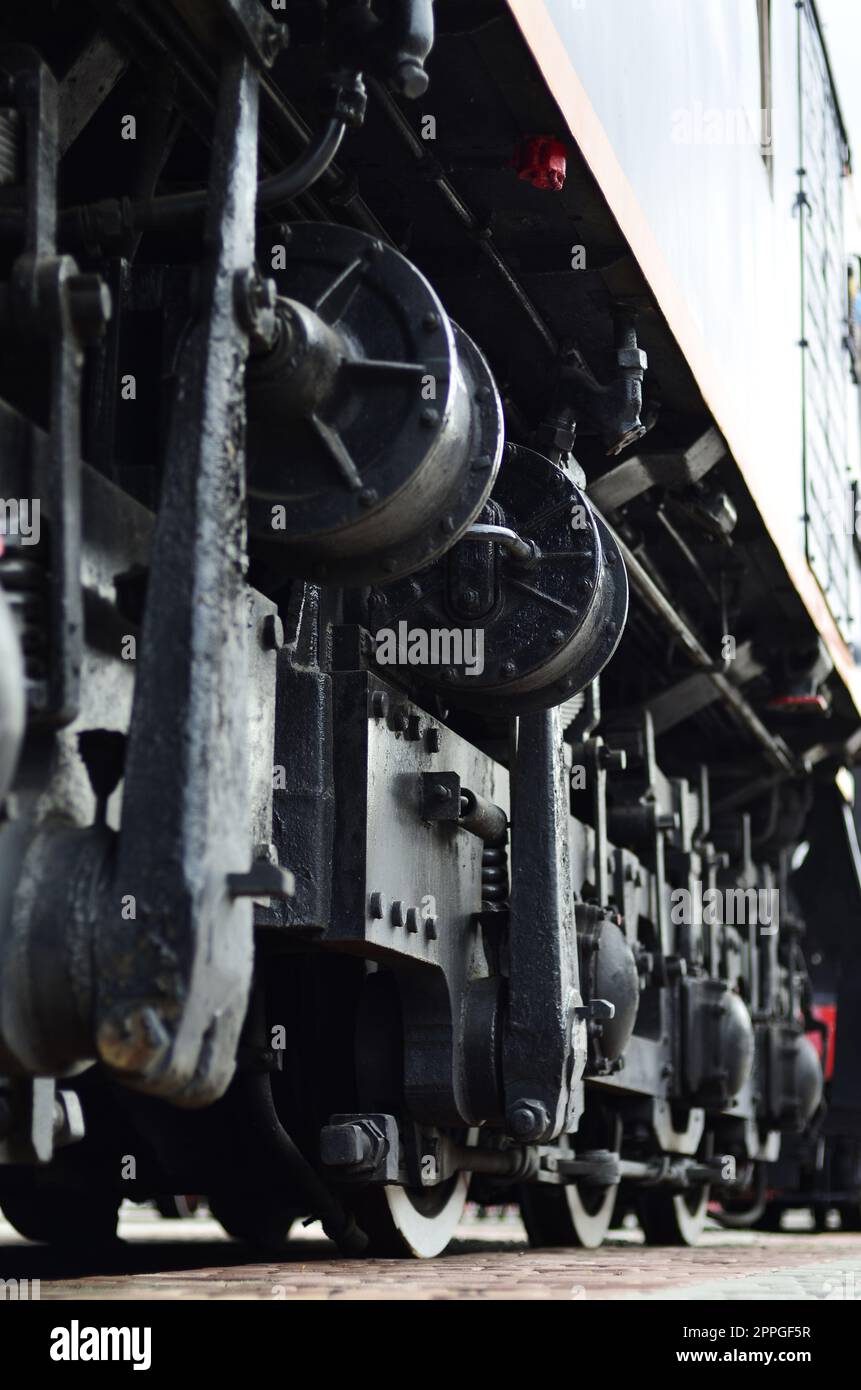 Ruote di una locomotiva russa moderna Foto Stock