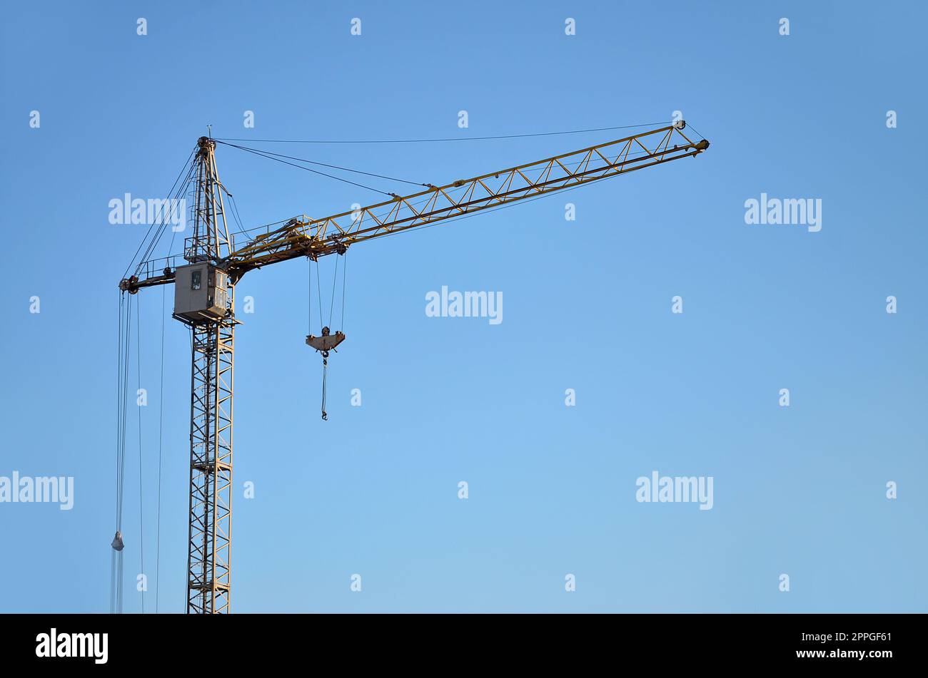 Gru a torre contro un cielo blu Foto Stock