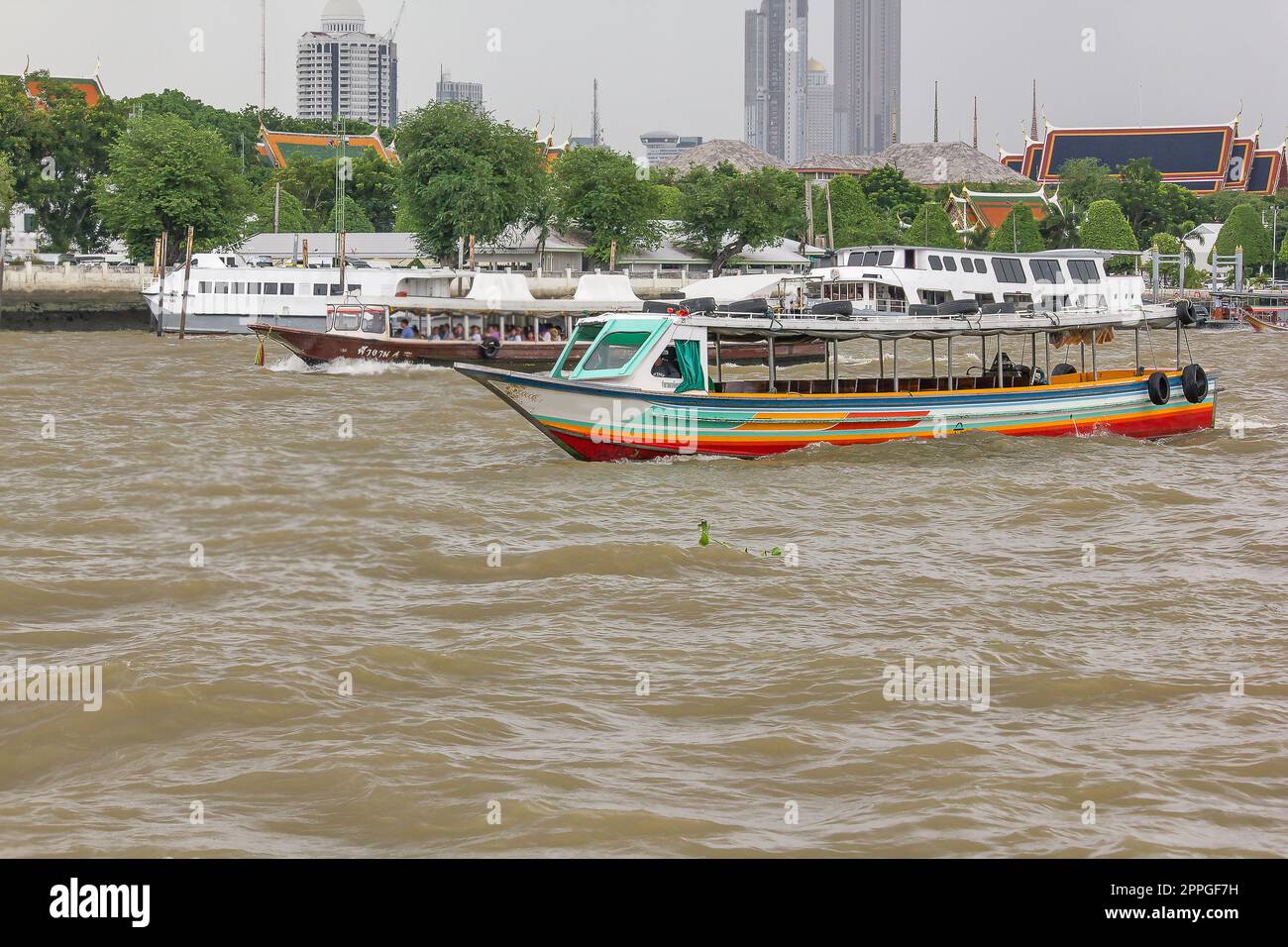 Grande barca passeggeri nel fiume Chao Phraya, Bangkok, Thailandia Foto Stock