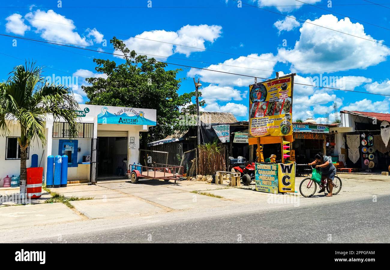 Le strade del piccolo villaggio di Kantunilkin ospitano chiese e luoghi pubblici in Messico. Foto Stock