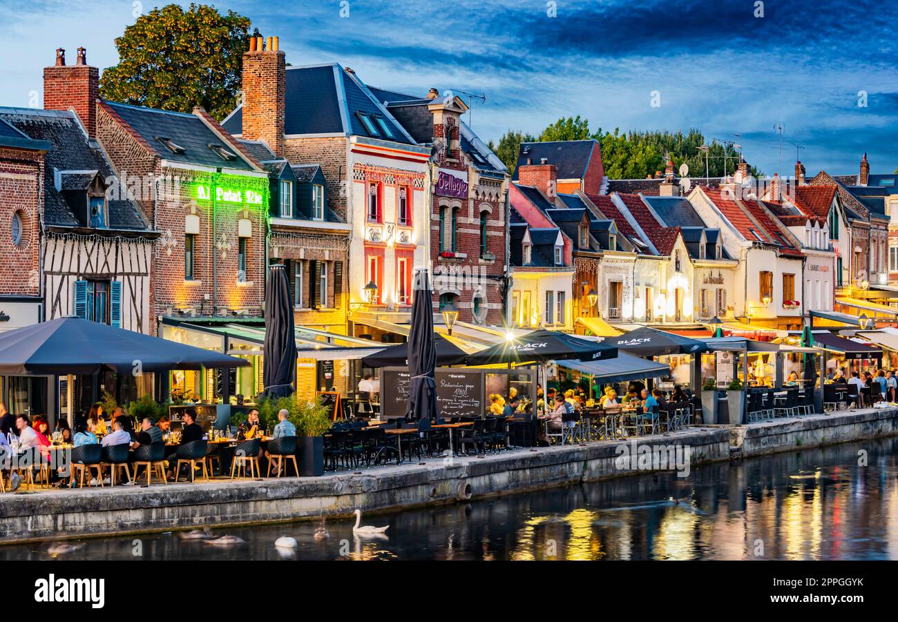 Ristoranti nella città vecchia di Amiens, Francia dopo il tramonto Foto Stock