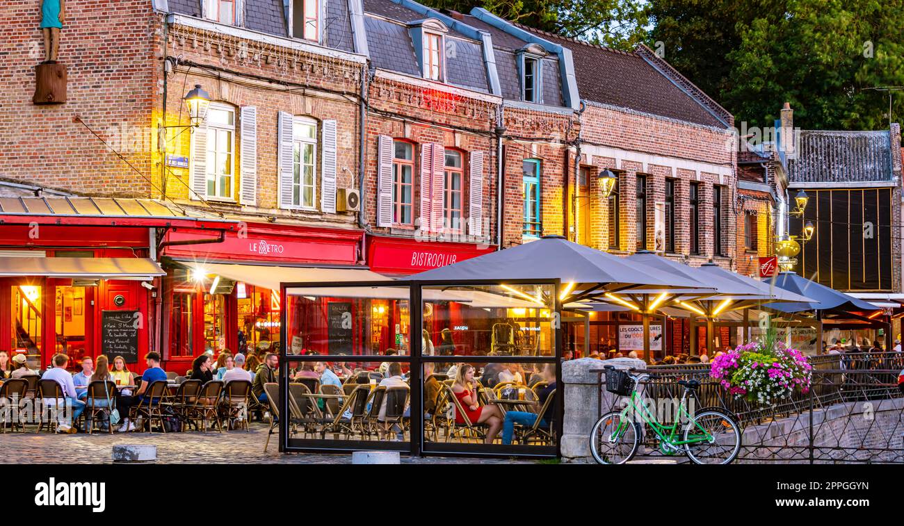 Ristoranti nella città vecchia di Amiens, Francia dopo il tramonto Foto Stock