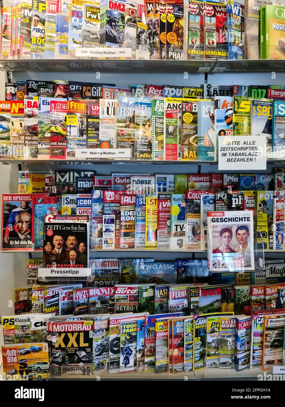 Kiel, Germania - 20. Agosto 2022: Un grande scaffale di riviste tedesche illustrate in un supermercato Foto Stock