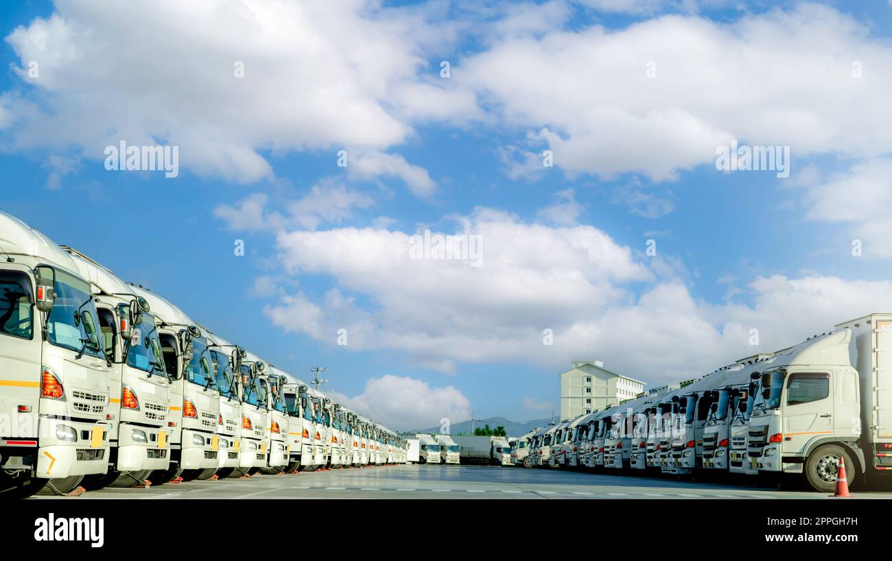 Flotta di camion parcheggiati nel parcheggio dell'azienda di consegna. Trasporto su autocarro. Settore logistico. Trasporto merci. Leasing dei veicoli. Carrello commerciale per la consegna delle merci dal magazzino. Carico Foto Stock