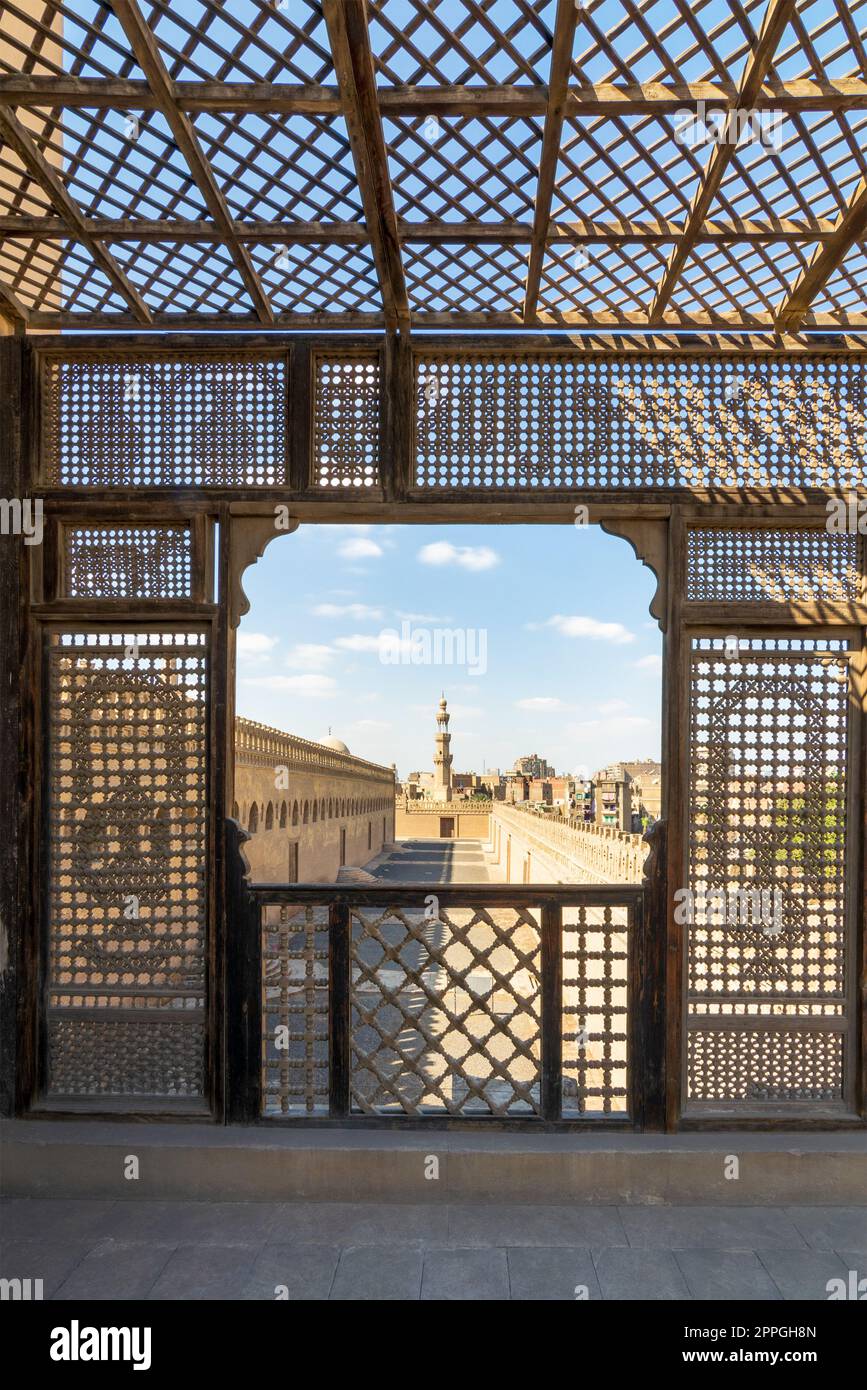 Passaggio che circonda la Moschea di Ibn Tulun incorniciata da mura di legno perforate - Mashrabiya - il Cairo, Egitto Foto Stock