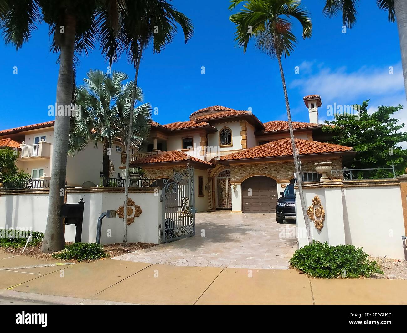 Moderno edificio di appartamenti con palme a Miami - vista dalla strada Foto Stock