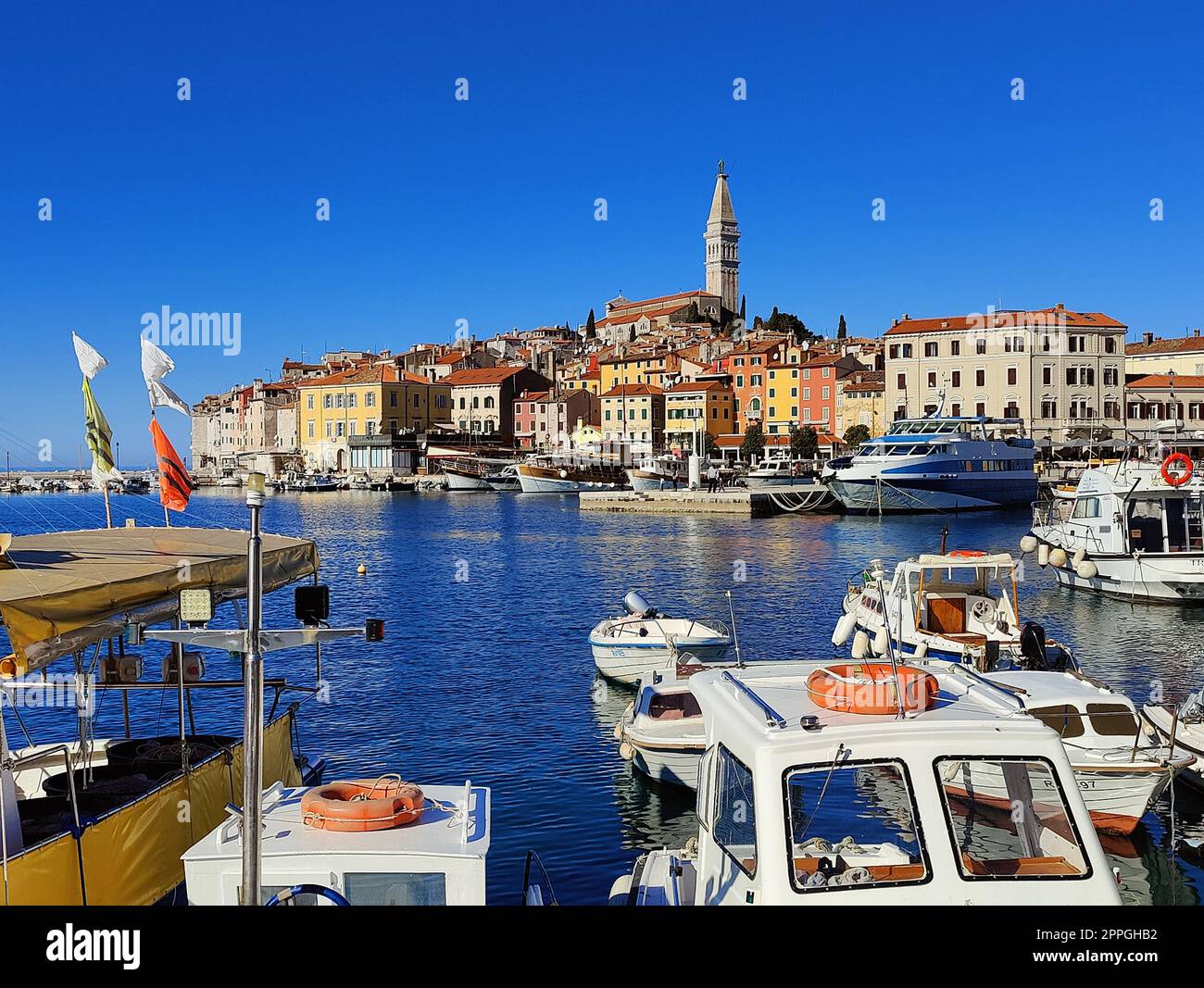 Vista panoramica sulla città vecchia di Rovigno dal porto. Istria, Croazia. Foto Stock