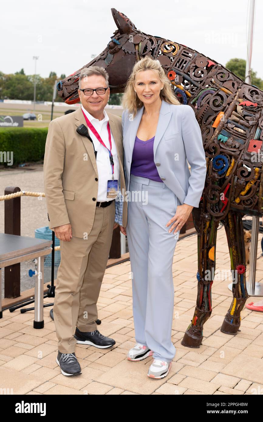 Veronica Ferres ( attrice ) e Andreas Haase ( amministratore delegato della Berlin Trotting Association ) al Marion JauÃŸ German Mare Derby sulla pista di trotting Mariendorf. Foto Stock